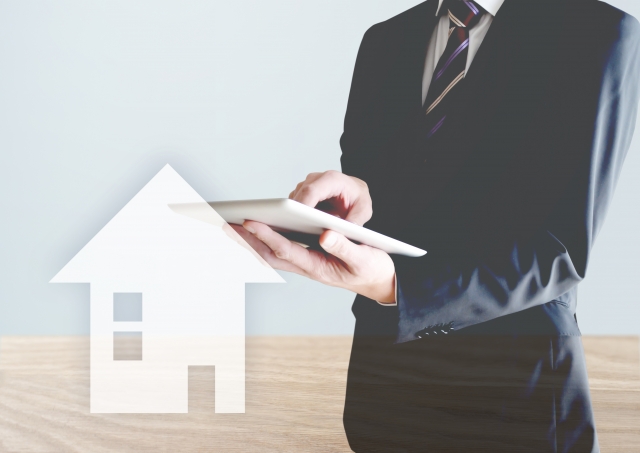 住んでいる家を相続する際の注意点は？相続税や手続きを解説