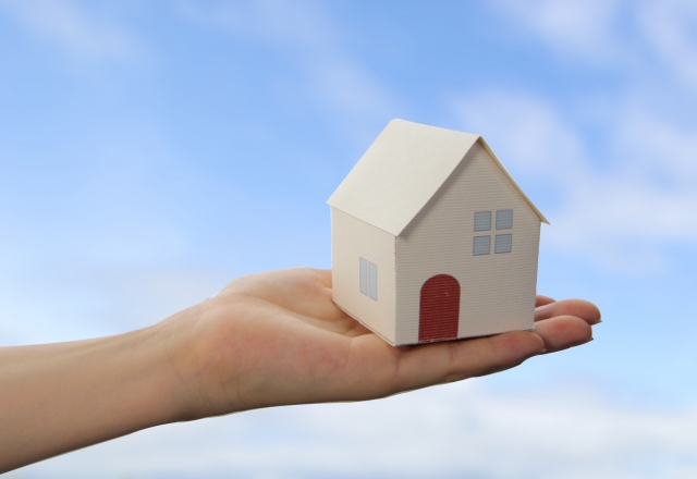 住んでいる家を相続する際の注意点は？相続税や手続きを解説